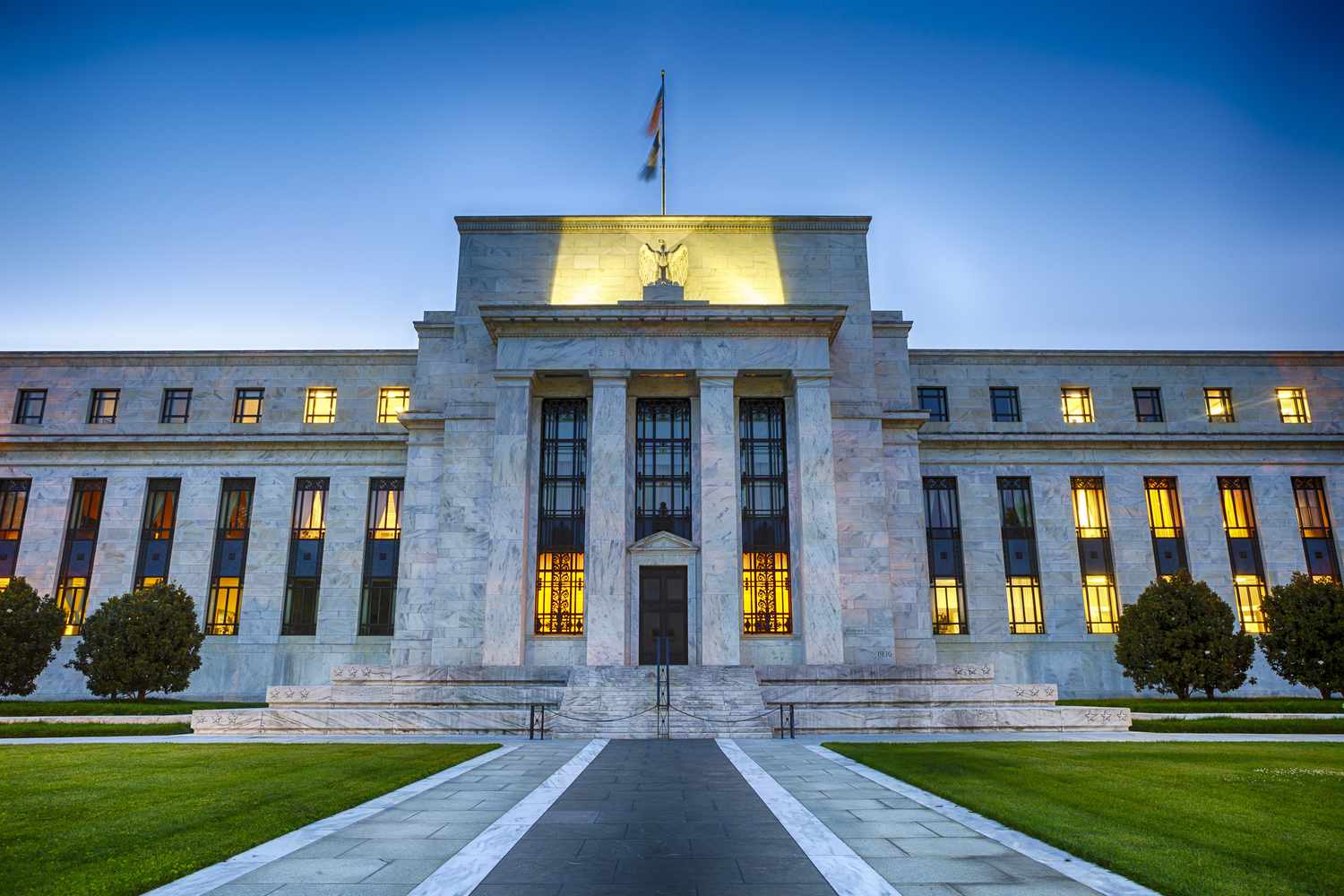 Rate Cuts in 2025: Risks and Opportunities